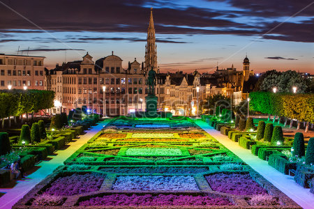 Картина Роскошный вечерний вид на Гору Искусств (Монт-дез-Артс) в разноцветном освещении в центре Брюсселя 