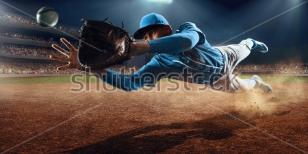Постер Бейсболист застыл в воздухе в момент прыжка за мячом 