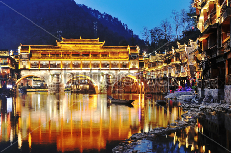 Картина маслом Вид на освещённый мост в сумерках над рекой Туо Цзян в старом городе Фэнхуан (Китай) 
