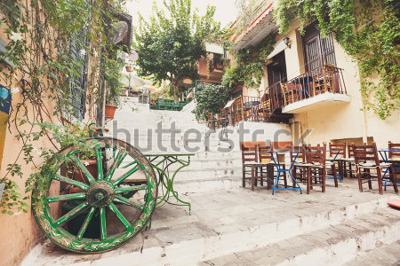 Картина маслом Уютная улица с летним ресторанчиком в старом районе Афин 