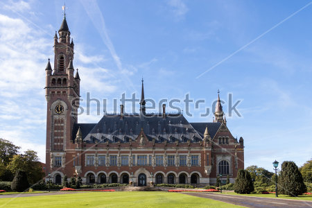 Картина Дворец мира в Гааге в ясный летний день 