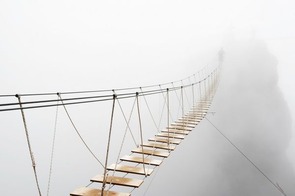 Постер Подвесной канатный мост в тумане 