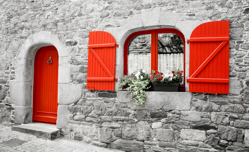 Постер Красная дверь и красные створки окна  