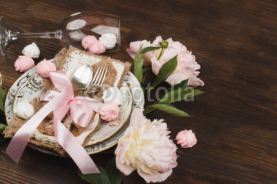 Постер Светло-розовые пионы и посуда на деревянном столе  
