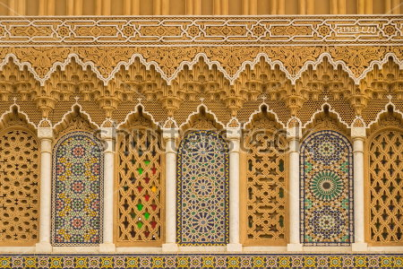 Постер Арочные окна с традиционной исламской мозаикой и яркими геометрическими узорами  