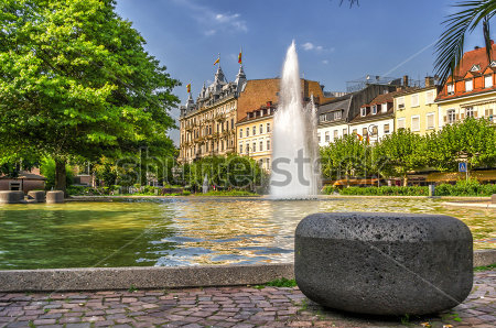 Картина Красивый городской пейзаж с видом на центральный городской фонтан в парке Баден-Бадена 