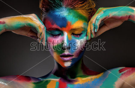 Картина маслом Девушка в декоративном абстрактном макияже боди-арт на сером фоне 