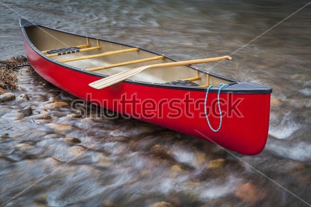 Картина Каноэ с веслом на мелководье бурной реки 