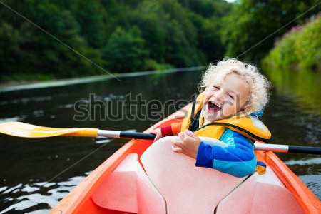 Картина Счастливый малыш плывёт на байдарке  