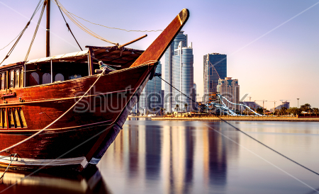 Постер Старая деревянная лодка на фоне современных небоскрёбов  
