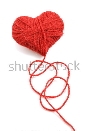 Картина Сплетённое из красных ниток сердце на белом фоне 