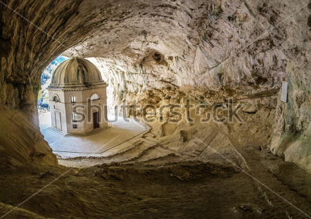 Картина маслом Уединённый Храм Валадье внутри пещеры (Италия) 