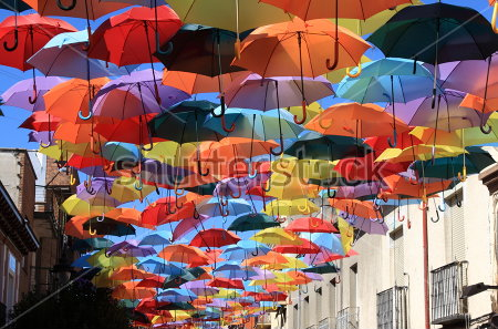 Картина Разноцветные зонтики парят над улицей 