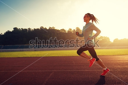 Картина Девушка бегун тренируется на стадионе в солнечное утро 