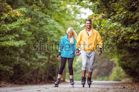 Картина Молодая счастливая пара на роликовой прогулке в парке 