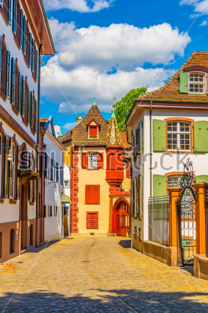 Картина Красивая уютная улочка с яркими домами в Старом городе Базеля 