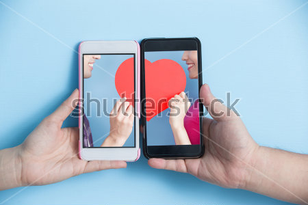 Картина Влюблённые держат смартфоны с изображениями валентинки 