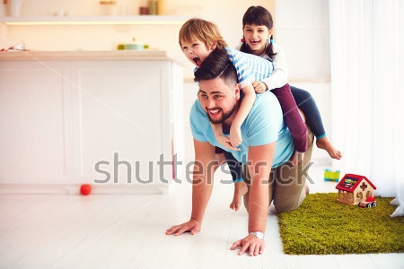 Картина Счастливые дети катаются верхом на папе как на лошадке 