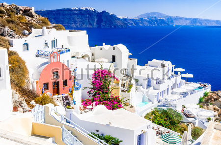 Картина Прекрасный морской пейзаж со стороны белого курортного городка на побережье Санторини (Греция) в Эгейском море 