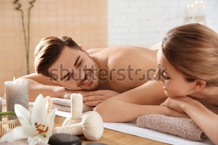 Картина маслом Молодая пара наслаждается спа-процедурами в оздоровительном центре 