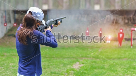 Картина маслом Девушка стреляет из ружья по мишеням на тренировке 