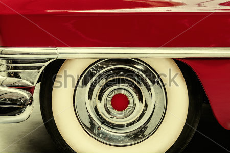 Постер Деталь роскошного американского автомобиля крупным планом - красный кузов и белое колесо с хромированной покрышкой  