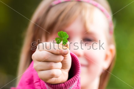 Картина маслом Девочка держит листочек клевера 