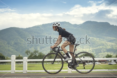 Картина Девушка велосипедистка тренируется на фоне живописного горного пейзажа 