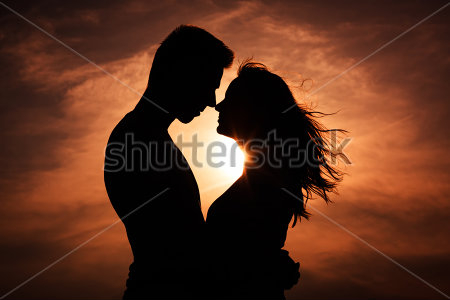Постер Силуэт влюблённой пары на фоне красивого заката 