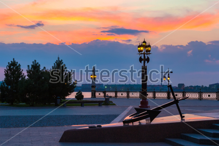 Картина Декоративный фонарный столб с якорем на Петровской набережной Волги в Астрахани на фоне красивого закатного неба 
