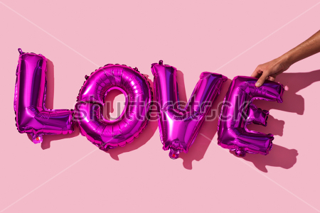 Картина Слово Любовь, составленное из воздушных шариков-букв 