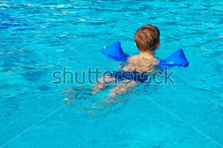 Картина Мальчик учится плавать в надувных нарукавниках 