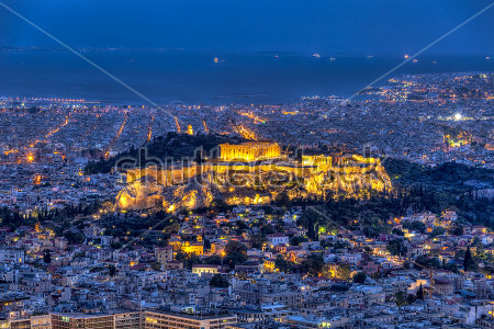 Картина Красивая панорама ночного города с ярко освещённым Акрополем в центре Афин 