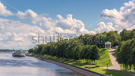 Картина Вид на набережную Ярославля со стороны Волги в прекрасный летний день  