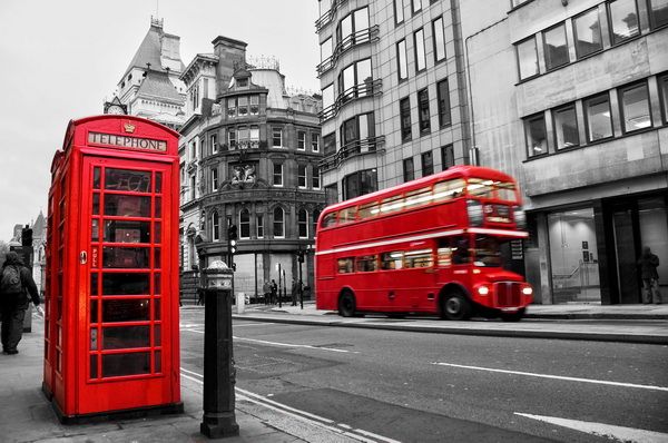 Постер Улица Лондона с красной телефонной будкой  