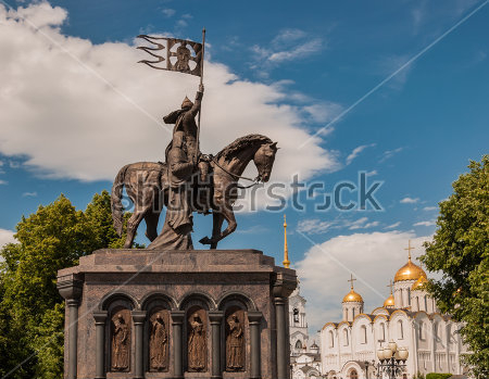 Постер Памятник князю Владимиру напротив Успенского собора во Владимире  