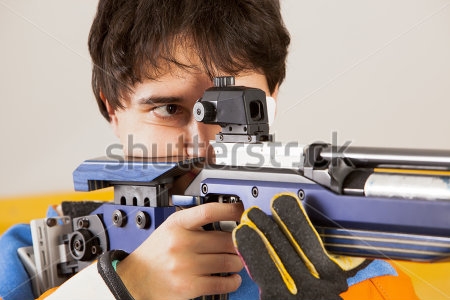Картина маслом Человек на тренировке по спортивной стрельбе из пневматической винтовки 