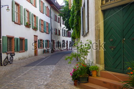 Картина Уютная улочка в Старом городе Базеля с характерной старинной архитектурой и цветниками 