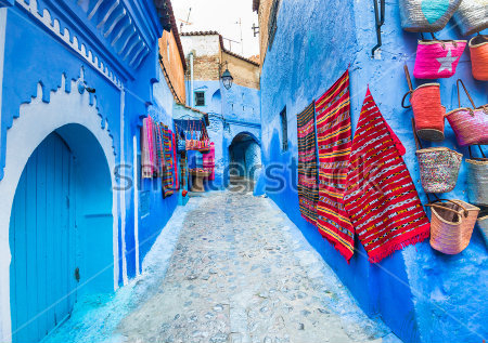 Картина Узкая улица в "синем городе" Шефшауэне (Марокко) с коврами и сумками ручной работы 