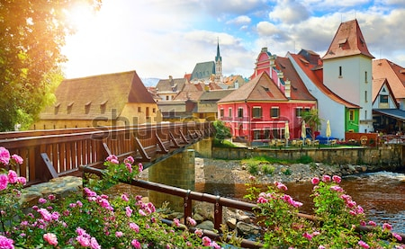 Постер Прекрасный вид на историческую часть города Чески-Крумлов с деревянным мостом и красивыми домами (Чехия)  