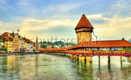 Картина Старинный деревянный мост Капельбрюкке и водонапорная башня в историческом центре Люцерна  