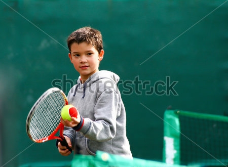 Картина Юный теннисист готовится к подаче 