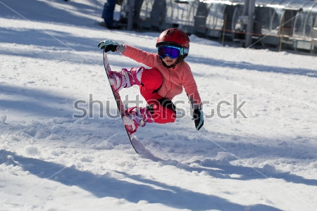 Картина Маленькая девочка на сноуборде показывает трюки 