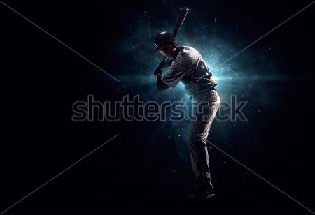 Постер Профессиональный игрок в бейсбол с битой в свете прожектора 