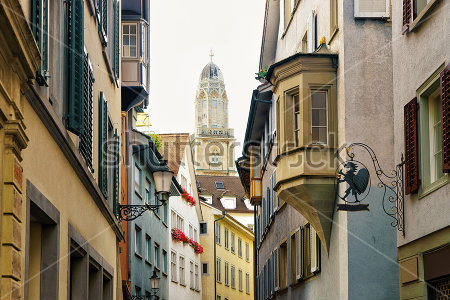 Картина Красивая уютная жилая улочка с историческом центре Цюриха с видом на башню собора Гросмюнстер 