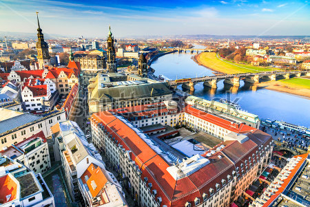 Картина Красивая панорама Дрездена с соборами, дворцами, мостом через Эльбу в солнечный день 