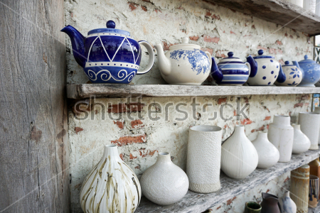Картина маслом Полочки с чайниками и вазами 