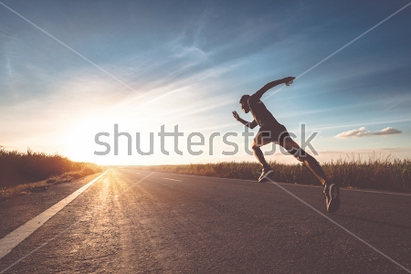Картина Бегун на трассе на фоне заходящего солнца 