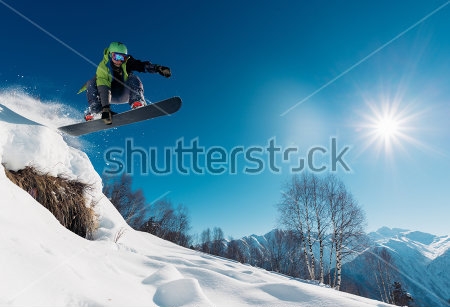 Картина Сноубордист прыгает со сноубордом с горки на фоне прекрасного зимнего пейзажа 