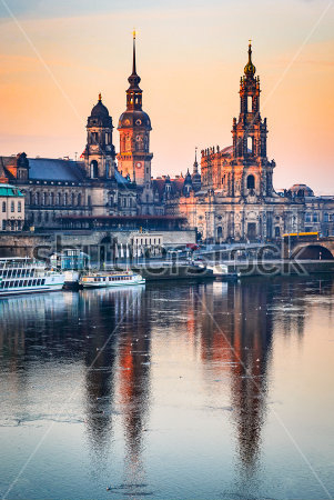 Картина Красивый закат над главными соборами Дрездена, отражающимися в Эльбе 